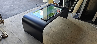 destination.kiosk 43-Zoll INDOOR Touchdesk