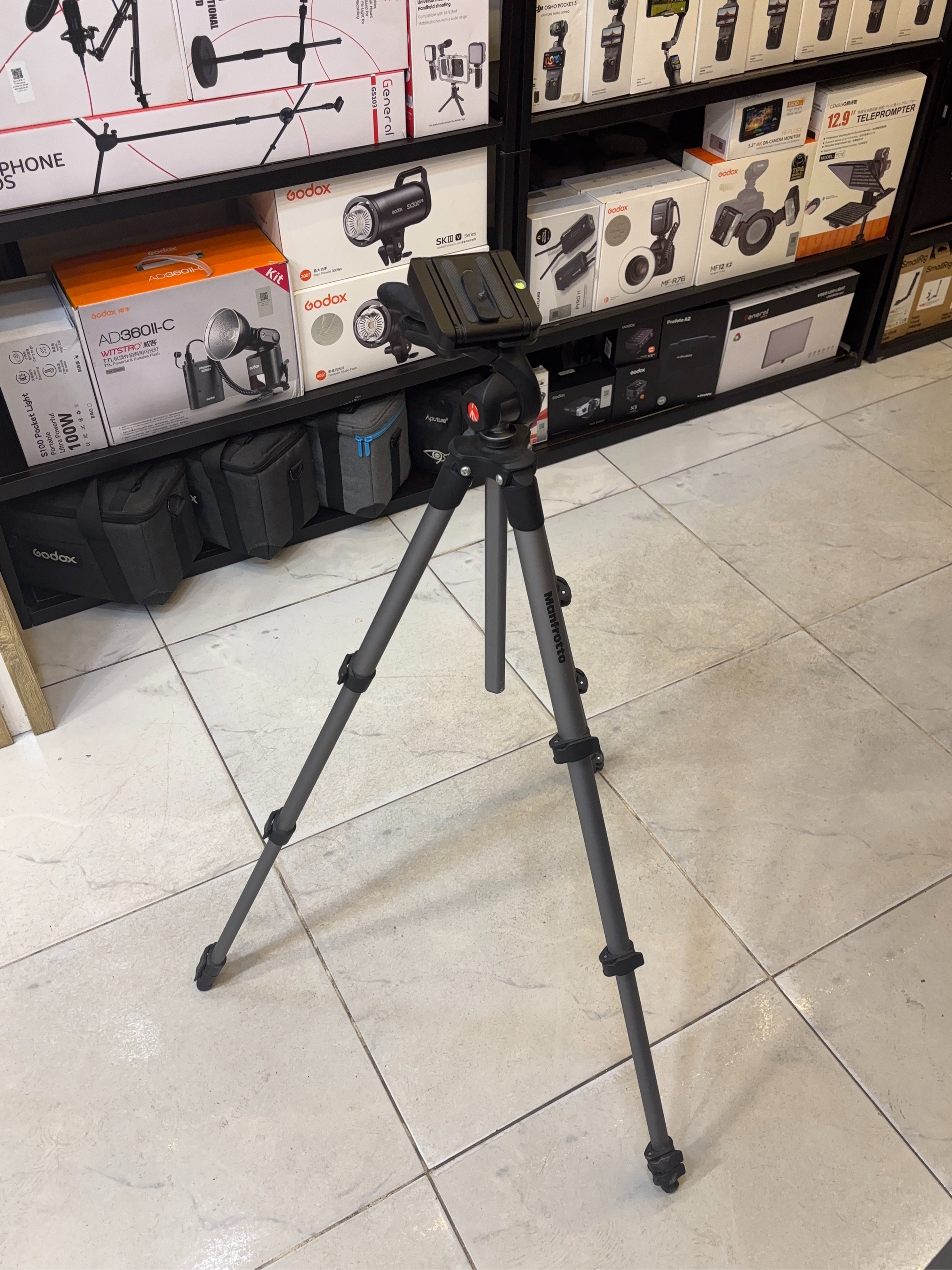 Manfrotto Compact Advanced Aluminum Tripod (Black) used