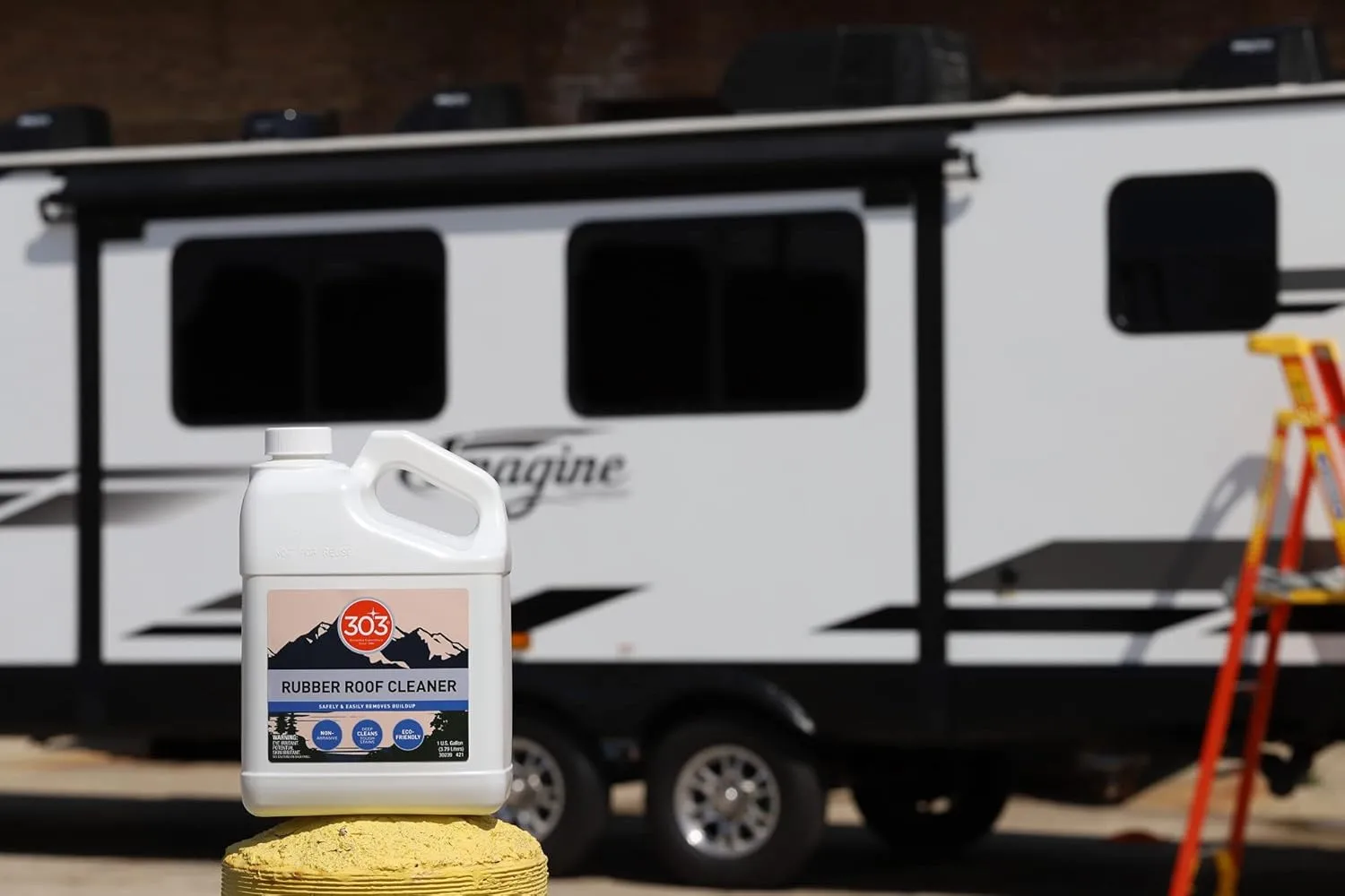 303 Products Rubber Roof Cleaner - Removes Build Up On The Rubber Roofs of RVs, Campers, Pop-Ups, and Motorhomes