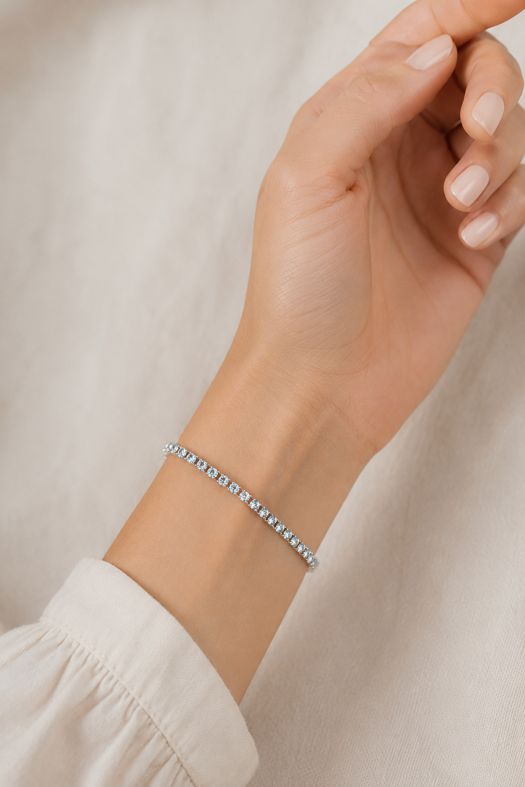 Pulsera tenis de oro blanco y piedras celestes