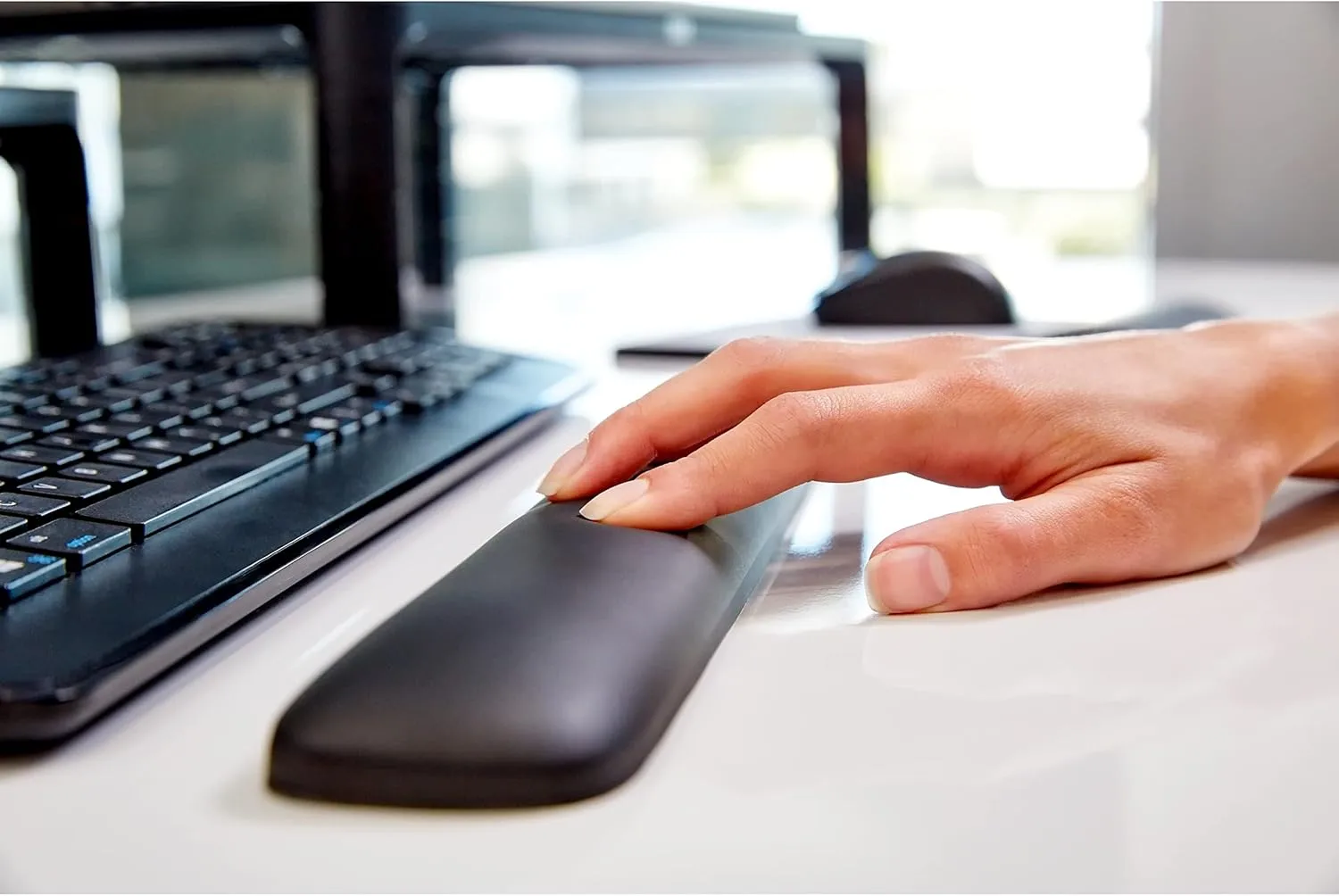 3M Gel Wrist Rest for Keyboards, 19 in, Black (WR85B)