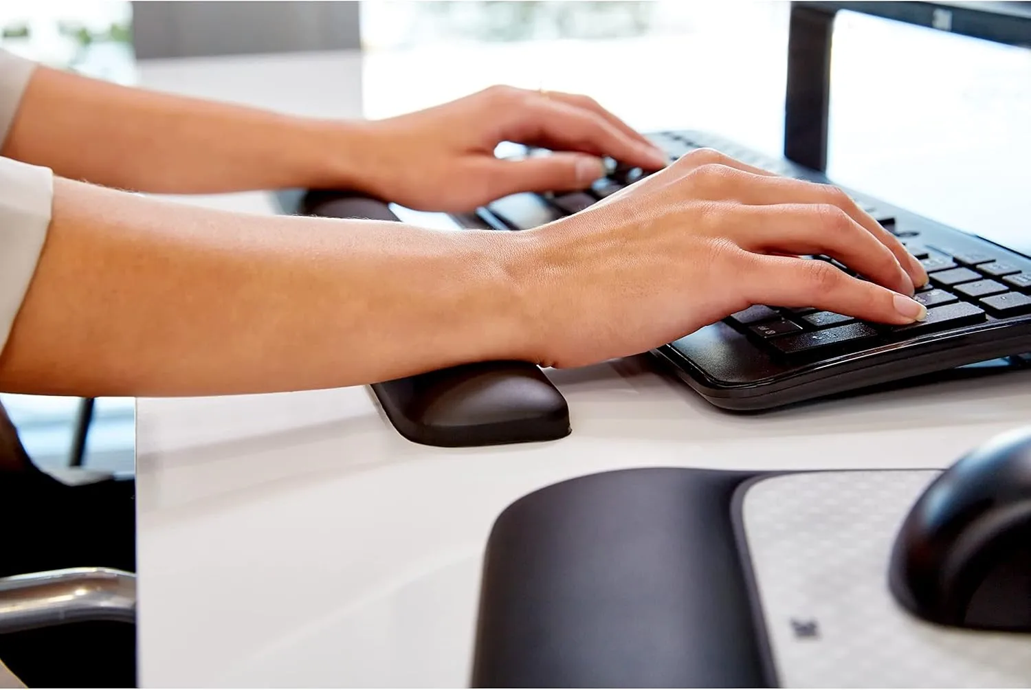 3M Gel Wrist Rest for Keyboards, 19 in, Black (WR85B)
