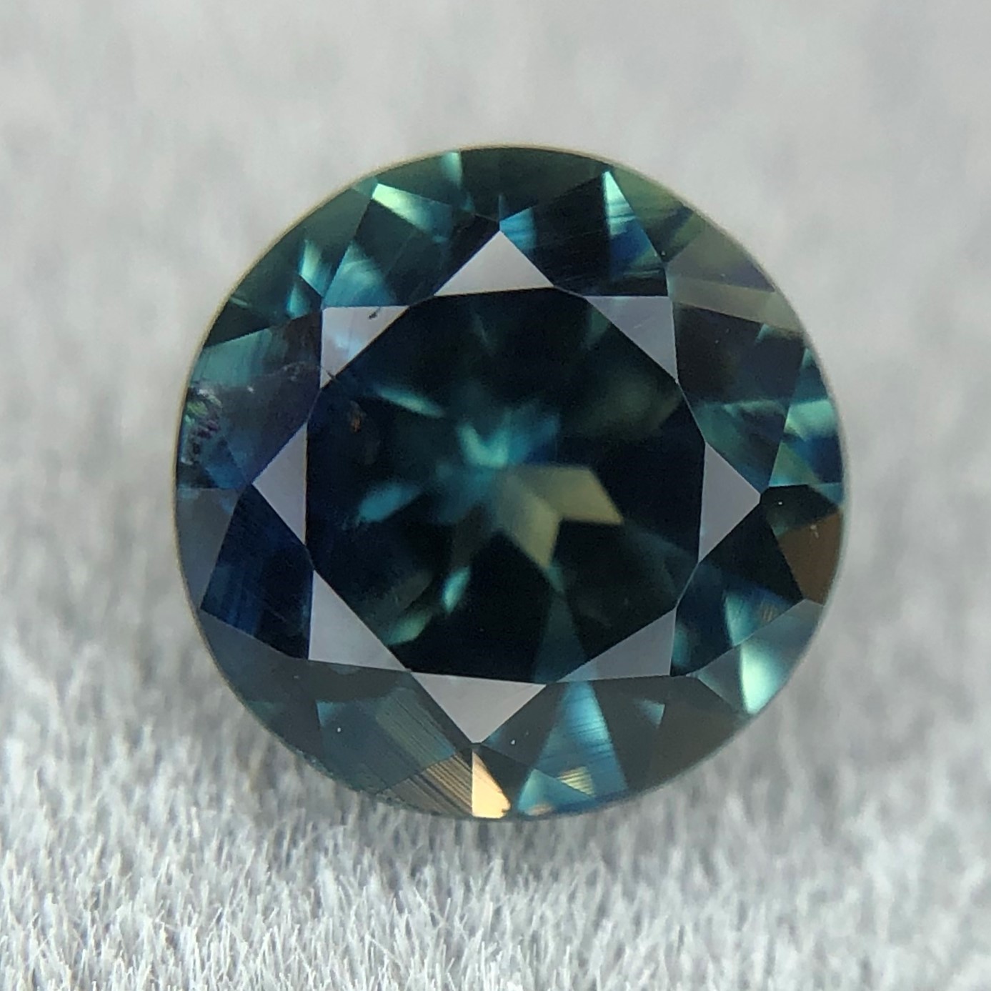 0.90ct Round Brilliant Cut Sapphire 0.90ct Round Brilliant Cut Sapphire