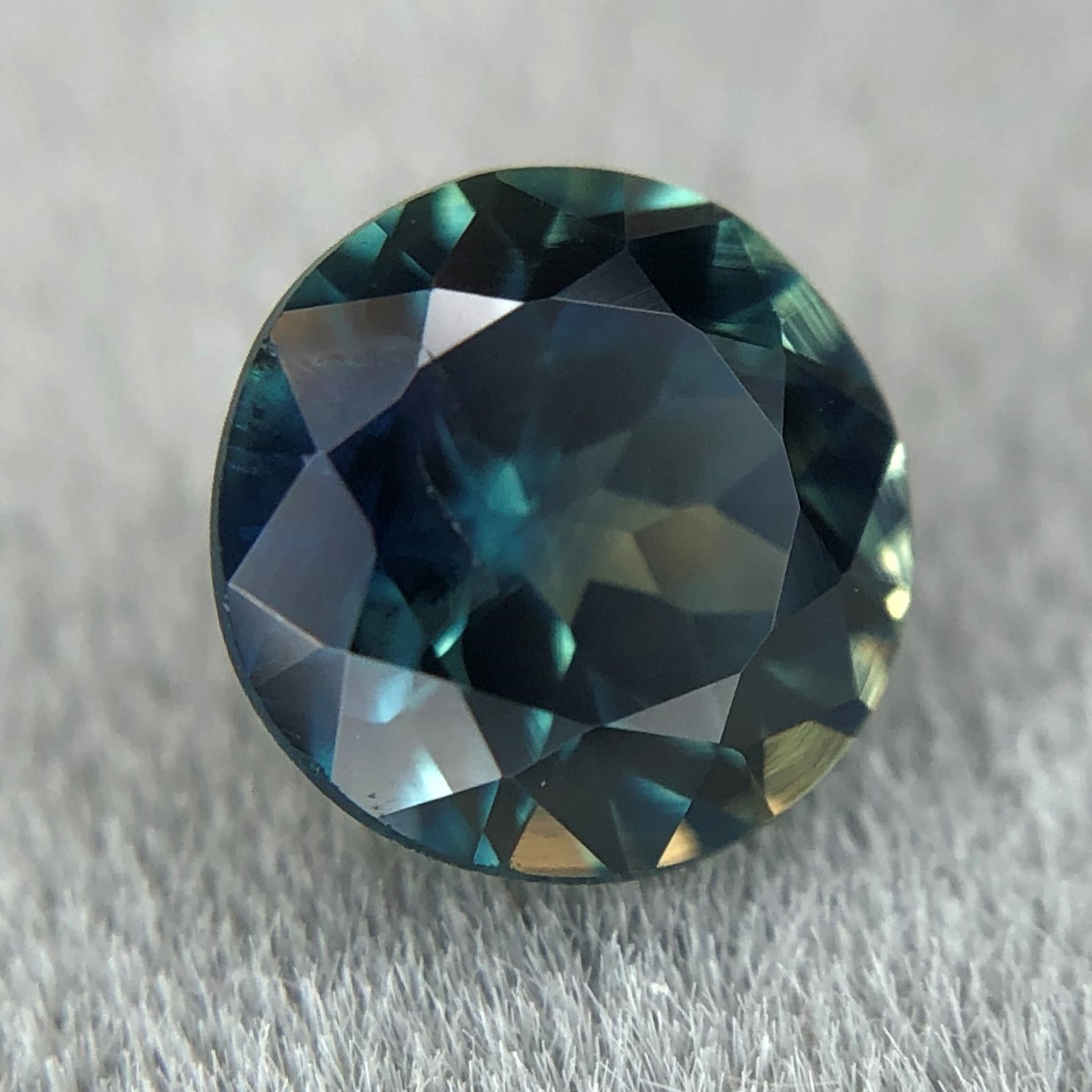 0.90ct Round Brilliant Cut Sapphire 0.90ct Round Brilliant Cut Sapphire