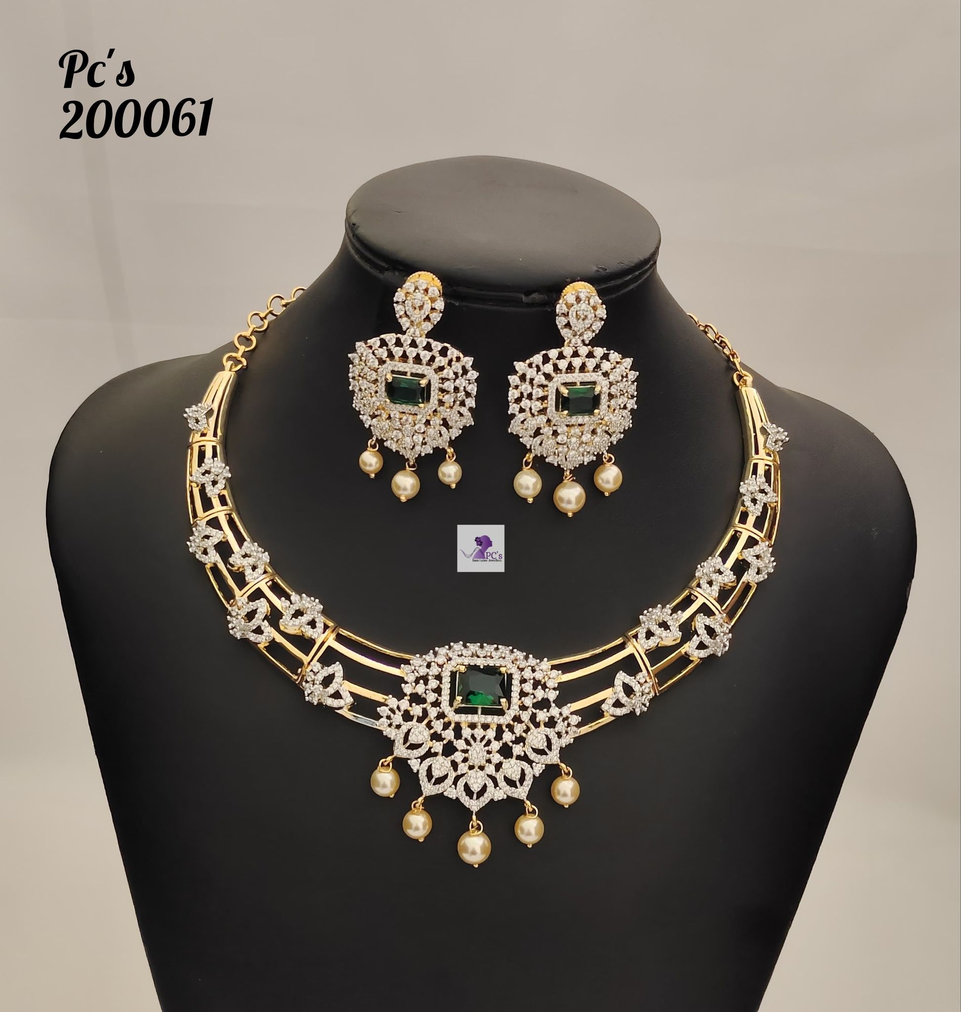 V859: Beautiful Necklace Set
