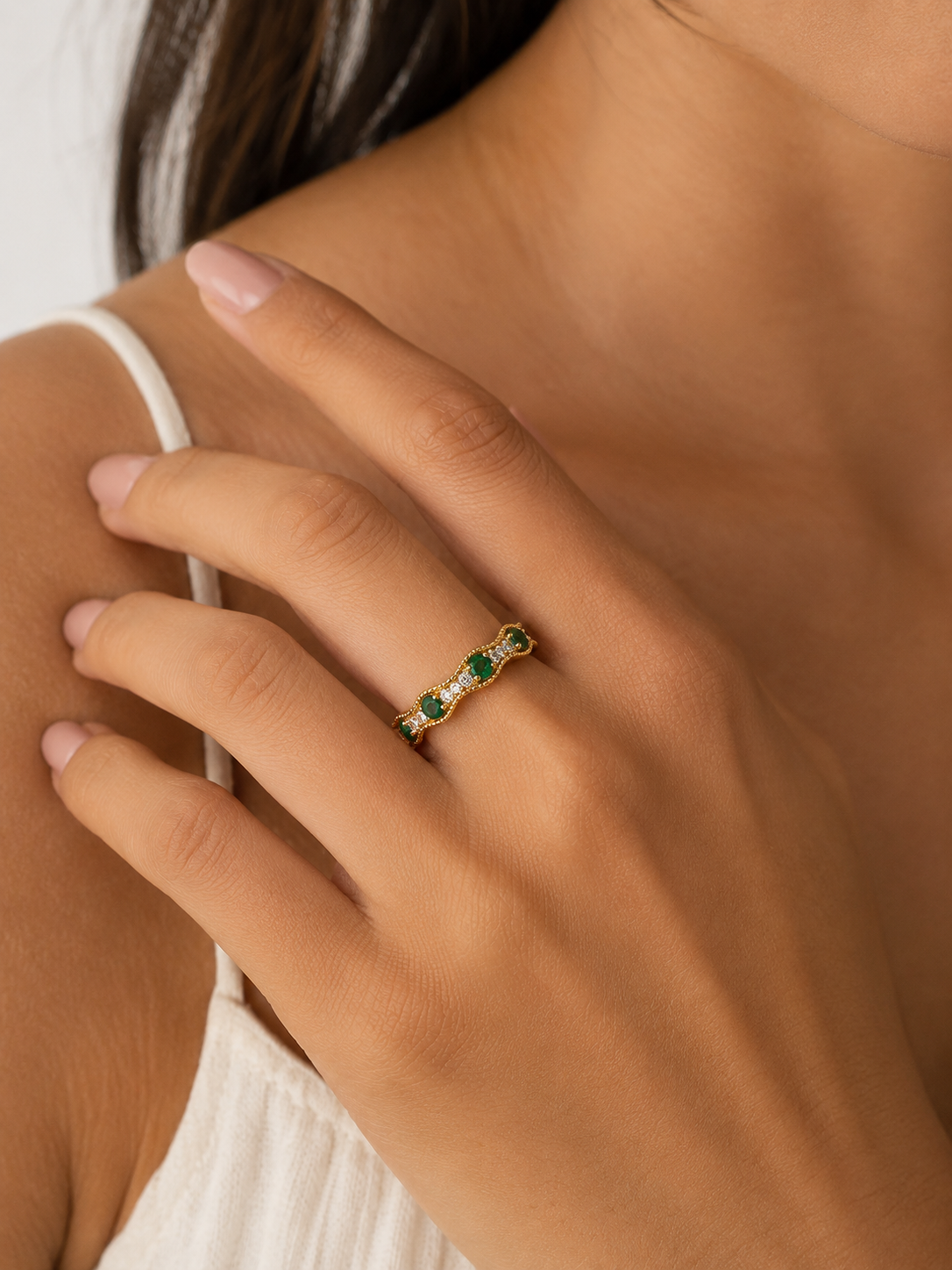 Anillo de oro con esmeraldas y diamantes