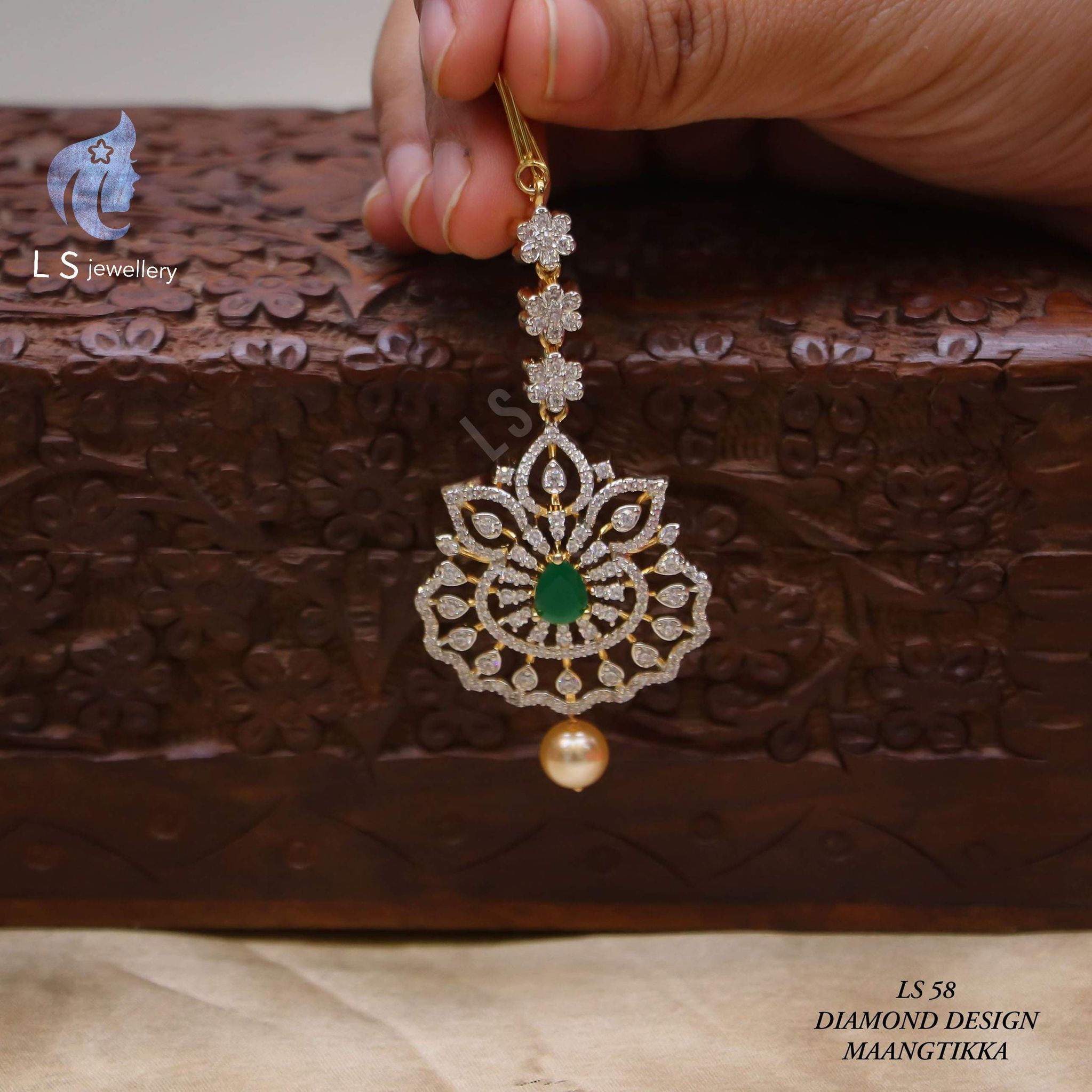 V878: Beautiful Diamond Design Maang Tikka