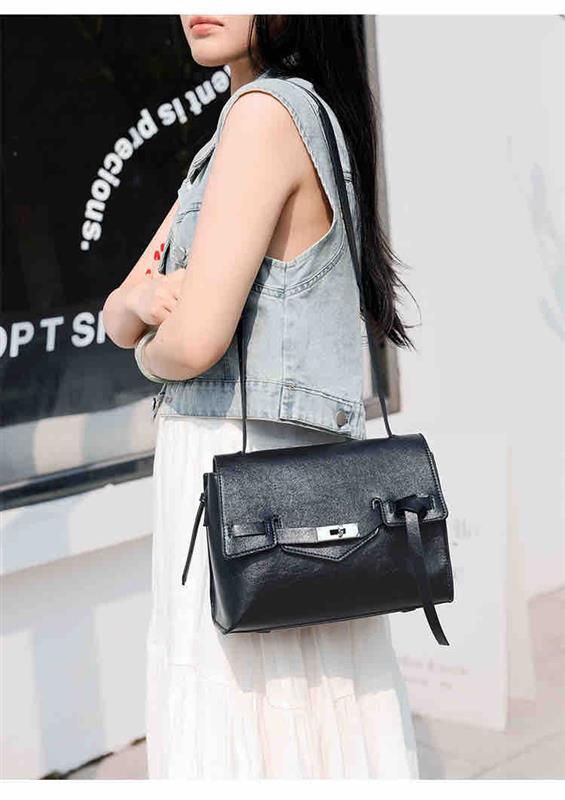 VERSATILE SQUARE BAG