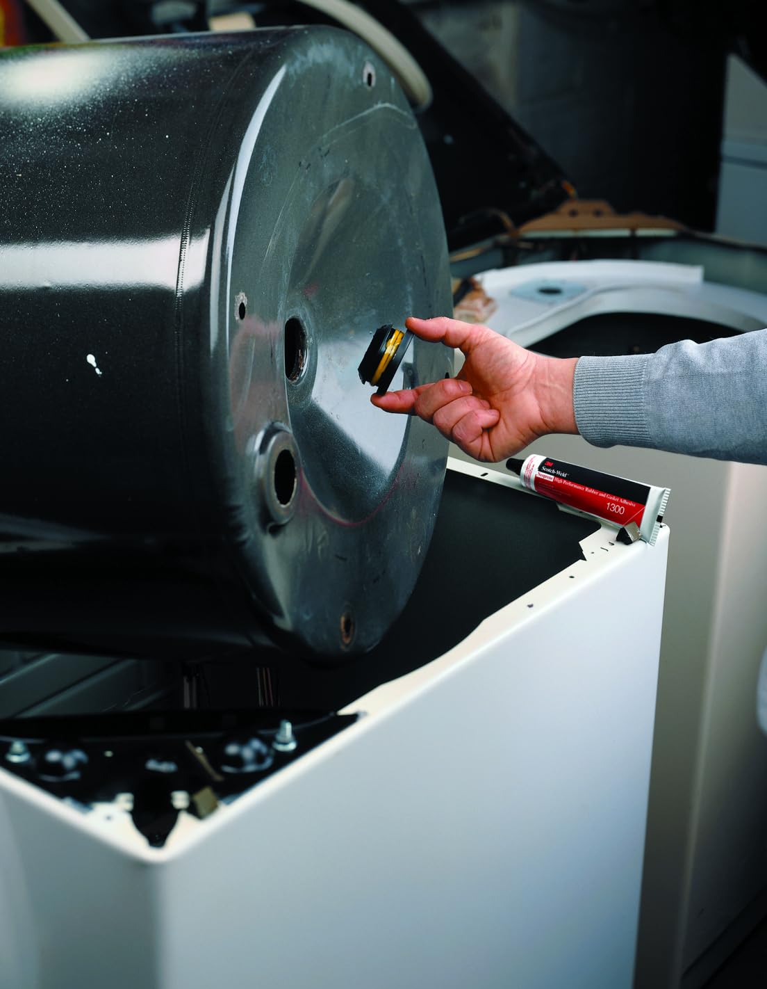 3M Neoprene High Performance Rubber and Gasket Adhesive 1300L, Yellow, 1 Quart Can - Excellent Heat and Water Resistance