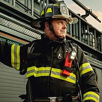 Streamlight 91810 Survivor Pivot 325-Lumen Right Angle Articulating Dual Beam Flashlight with Alkaline Batteries and Clip, Yellow