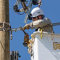 Klein Tools 66031 3-in-1 Slotted Impact Socket, 12-Point Deep Sockets, Coaxial Spring Loaded, 3/4 and 9/16-Inch Hex Sizes