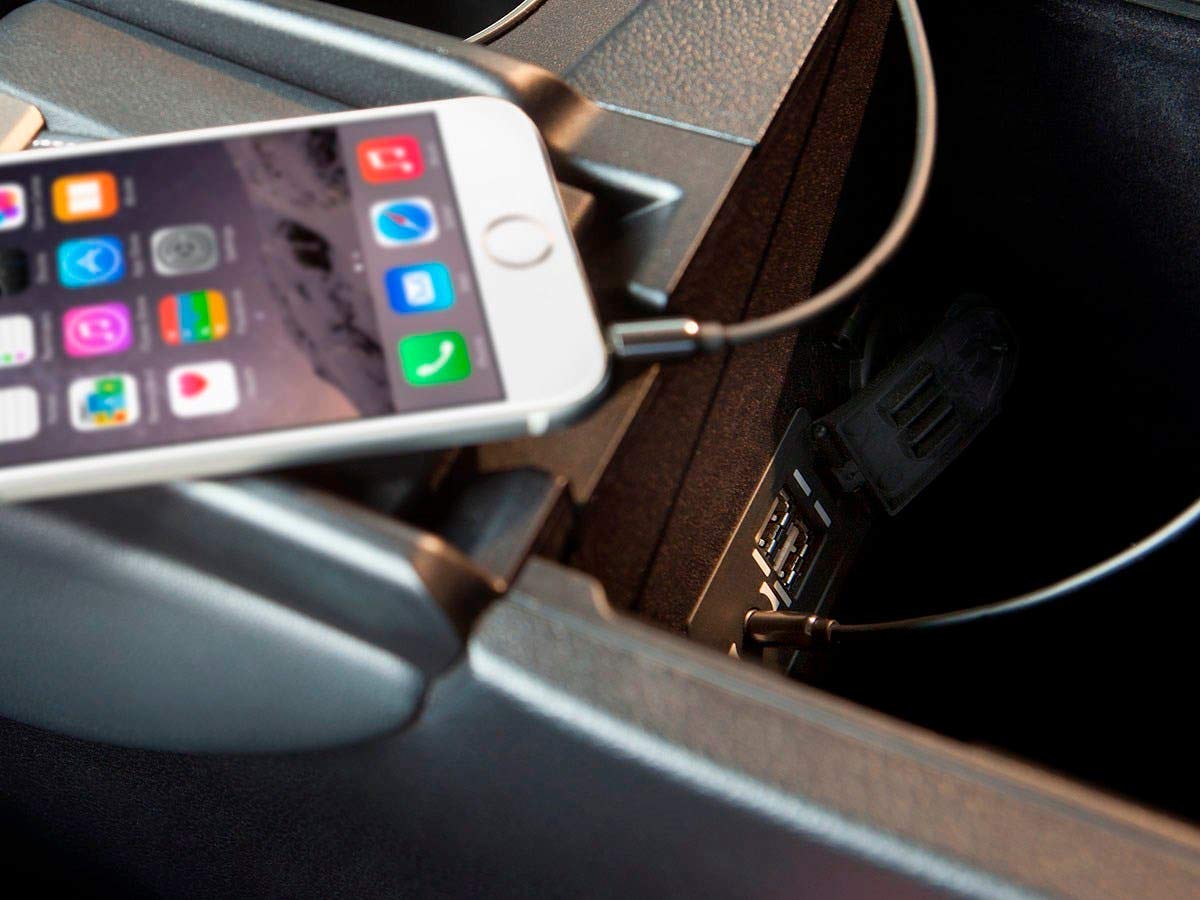 Monoprice Auxiliary Audio Cable - 3.5mm TRS, Gold Plated, 3 Feet, Black - Onyx Series 1 Count (Pack of 1) Cable