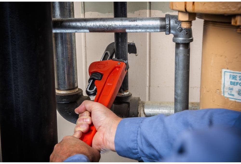 Crescent Cast Iron K9 Jaw Pipe Wrench - Hand Tool for Home Improvement, Mechanic, Plumbing & Repair - 18" - CIPW18