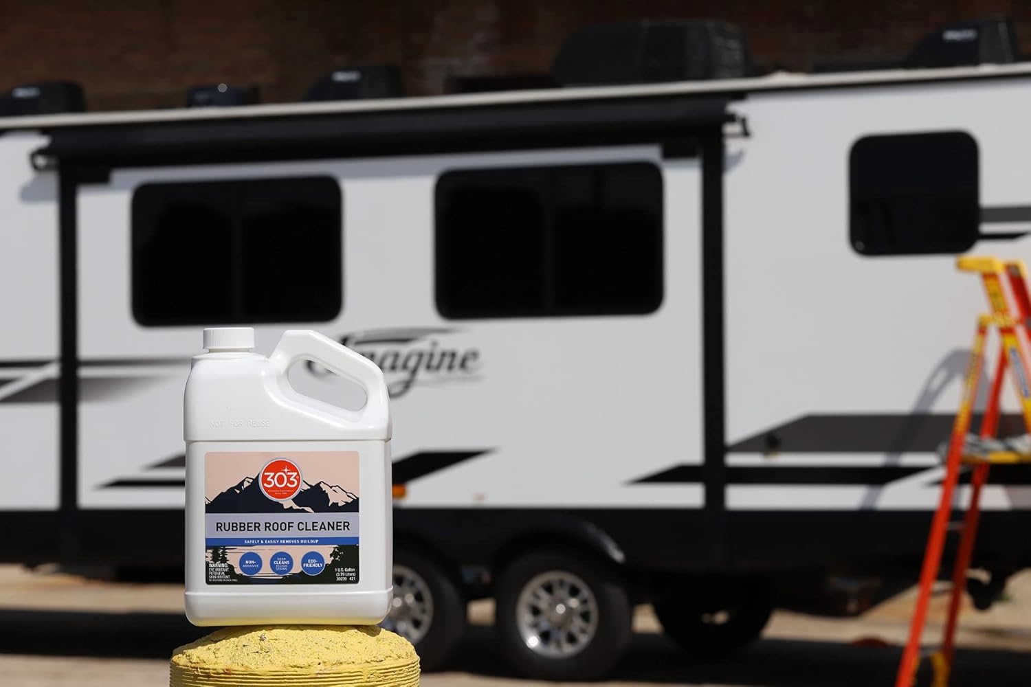 303 Products Rubber Roof Cleaner - Removes Build Up On The Rubber Roofs of RVs, Campers, Pop-Ups, and Motorhomes