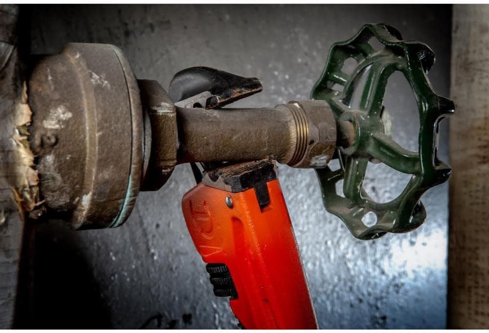 Crescent Cast Iron K9 Jaw Pipe Wrench - Hand Tool for Home Improvement, Mechanic, Plumbing & Repair - 18" - CIPW18