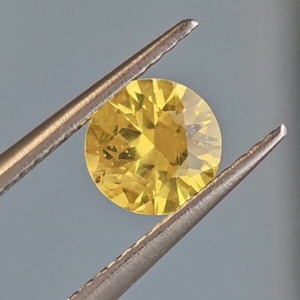 0.90ct Round Brilliant Cut Sapphire