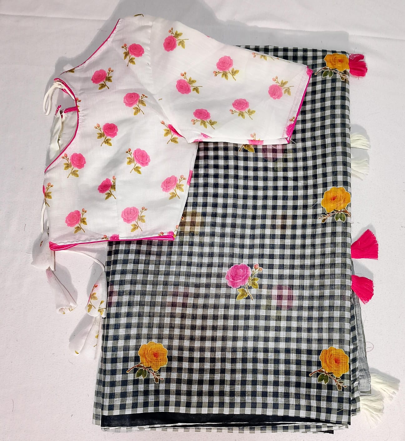 N435: Ready To Ship Beautiful Lenin Checkes Saree With Stitched Blouse