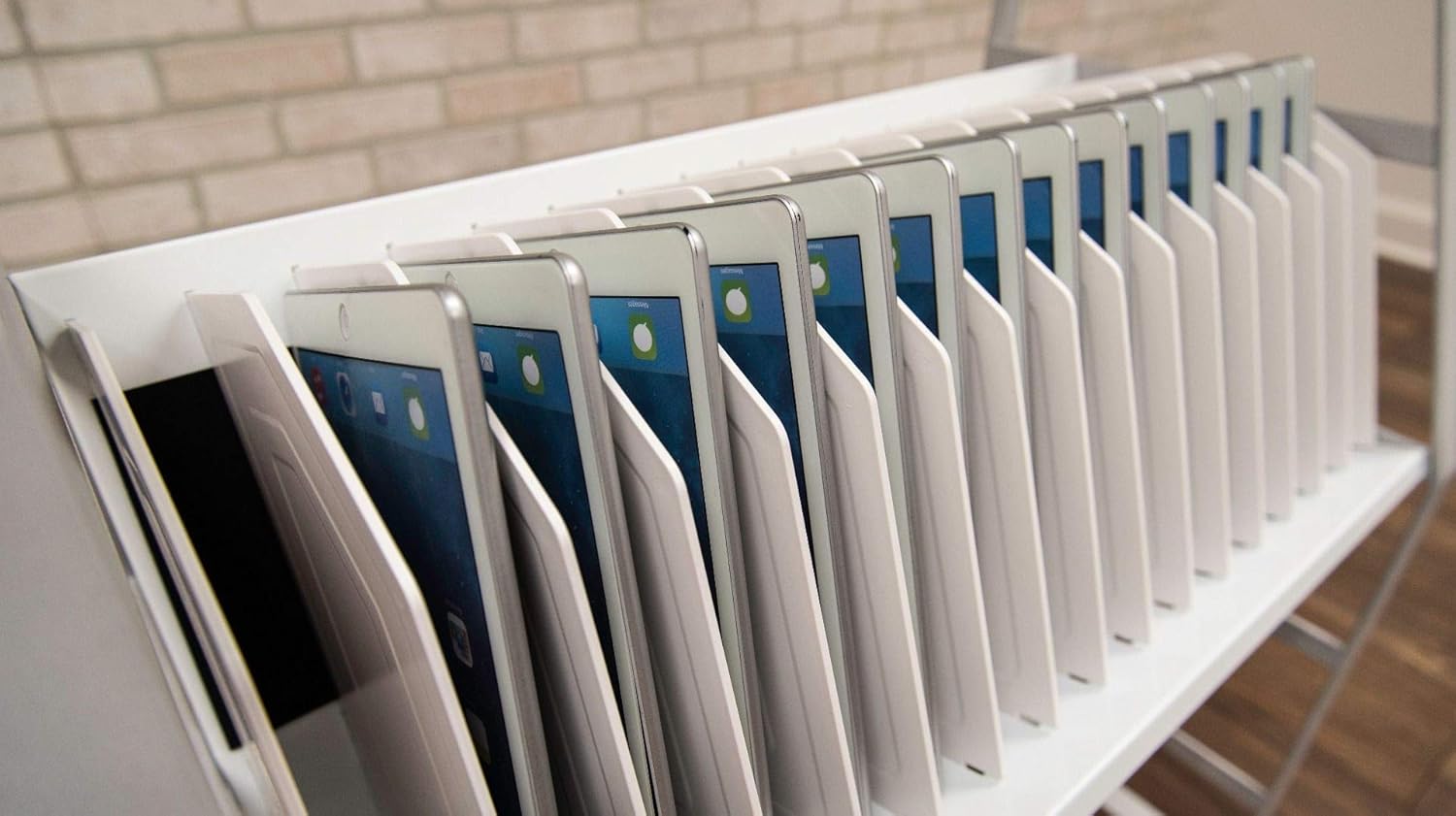 LUXOR 16-Tablet / Chromebook Open Charging Cart, Easily Accessible, UL and cUL Listed 125V/15A Power Strip (LOTM16)