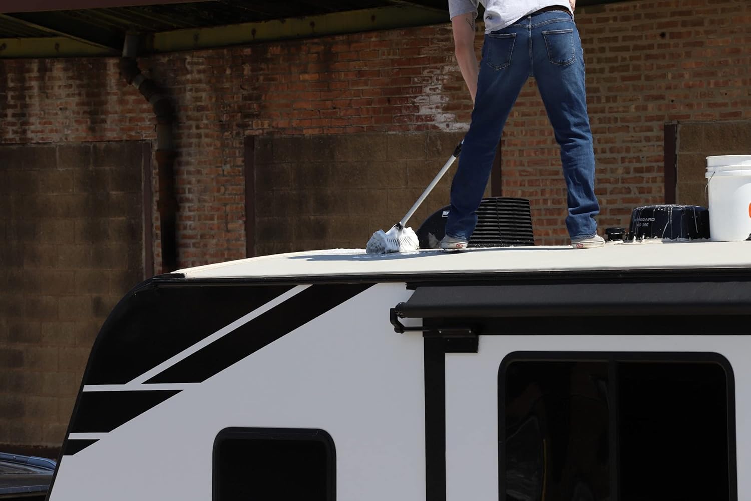 303 Products Rubber Roof Cleaner - Removes Build Up On The Rubber Roofs of RVs, Campers, Pop-Ups, and Motorhomes