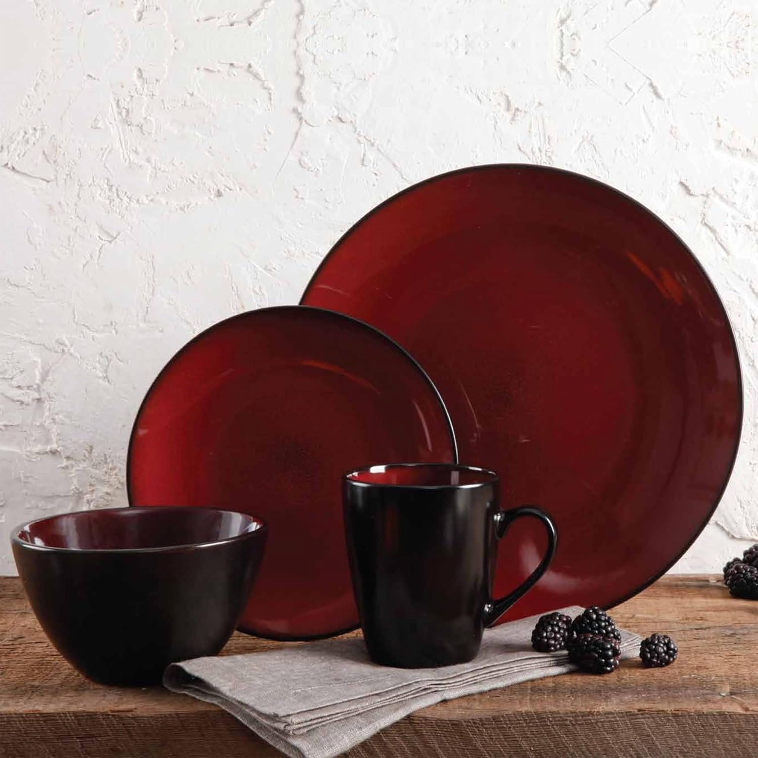 Gibson Soho Lounge 16-Piece Round Dinnerware Set, Burgundy