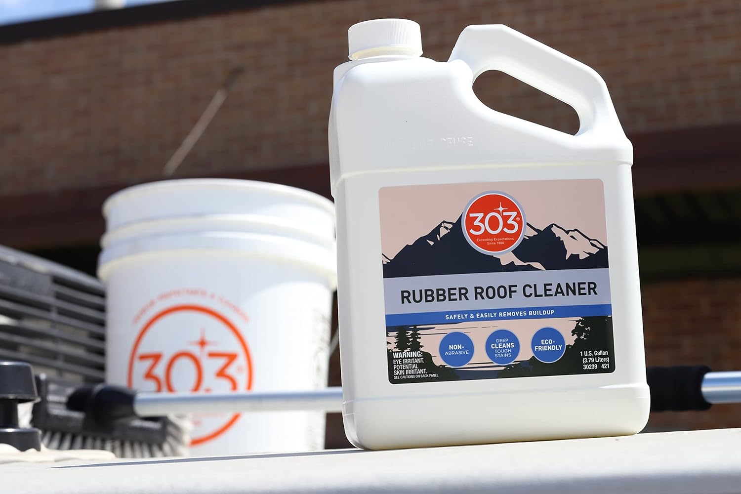 303 Products Rubber Roof Cleaner - Removes Build Up On The Rubber Roofs of RVs, Campers, Pop-Ups, and Motorhomes