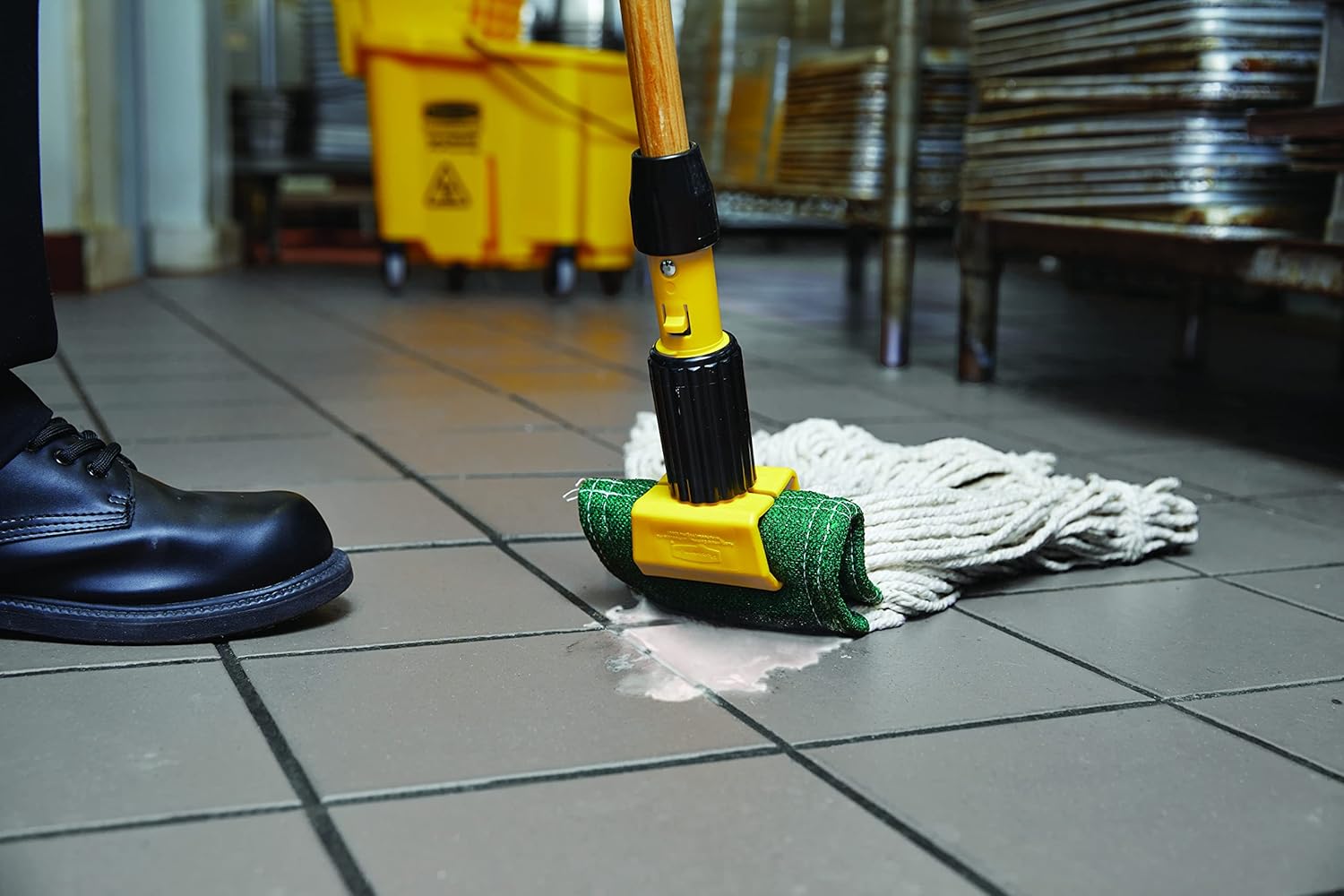 Rubbermaid Commercial Products Gripper 60" Wood Wet Mop Handle, Natural, for Professional/Industrial Floor Cleaning