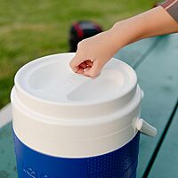 Igloo 2 Gallon Portable Sports Cooler Water Beverage Dispenser, Insulated Cooler Dispenser, Majestic Blue