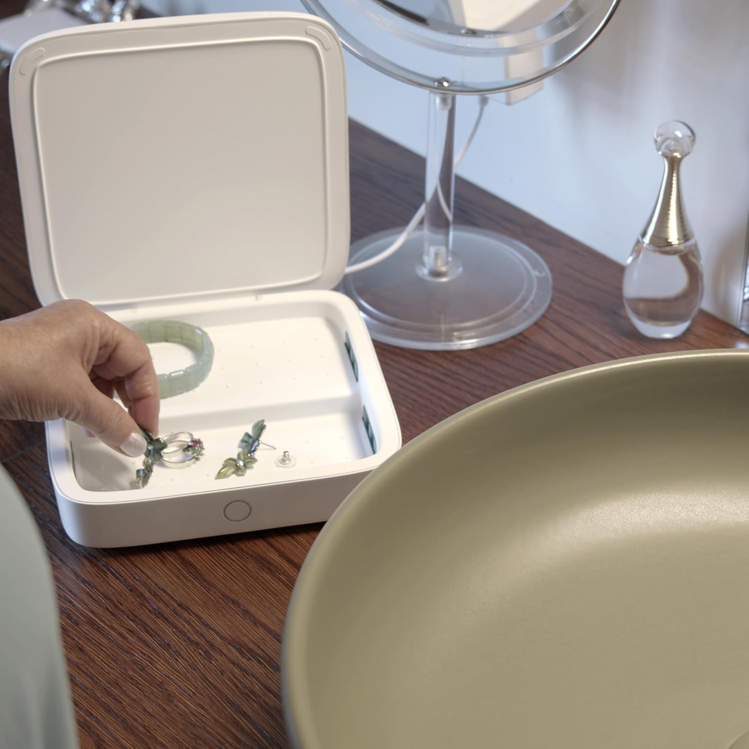 Einova Mundus Pro UV-C Sanitizing Disinfector & Charging Station – 2x10W Qi, 18W USB-A