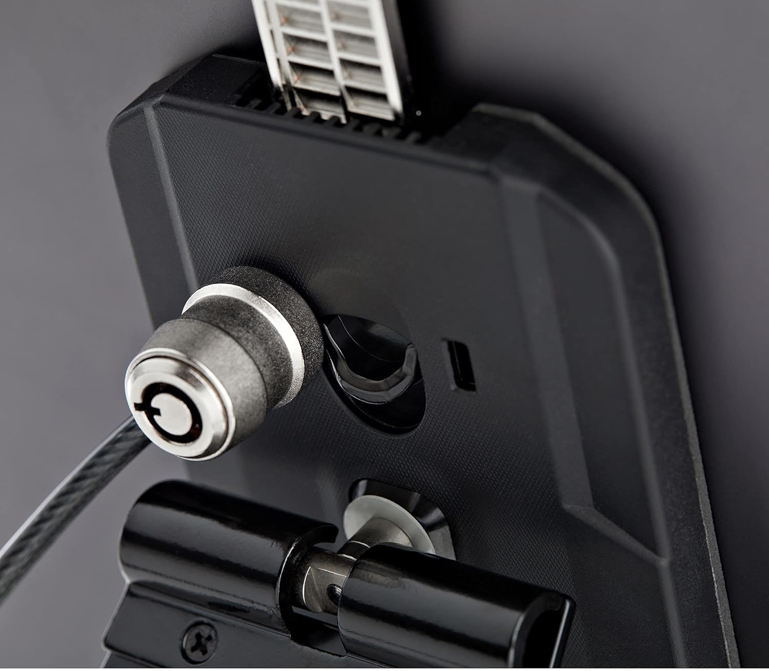 StarTech.com Secure Lockable Tablet Stand - Anti-Theft Tablet Mount