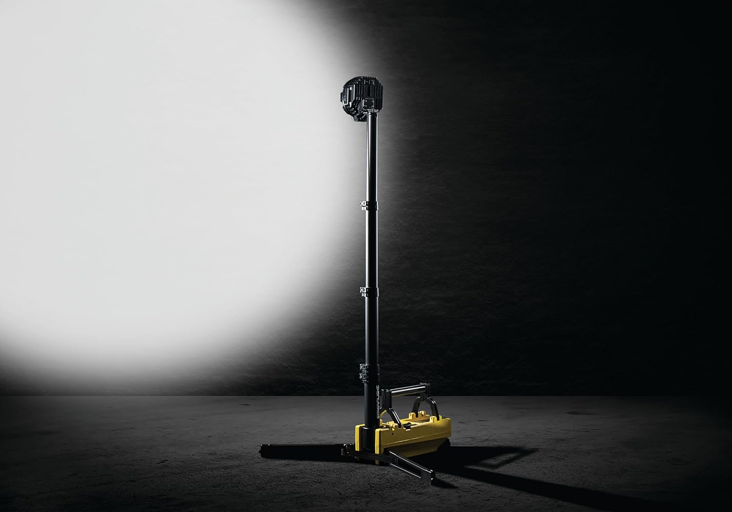 Streamlight 45670 Portable Scene Light 10,000-Lumen Portable and Collapsible Flood Light with Heavy-Duty Shoulder Strap