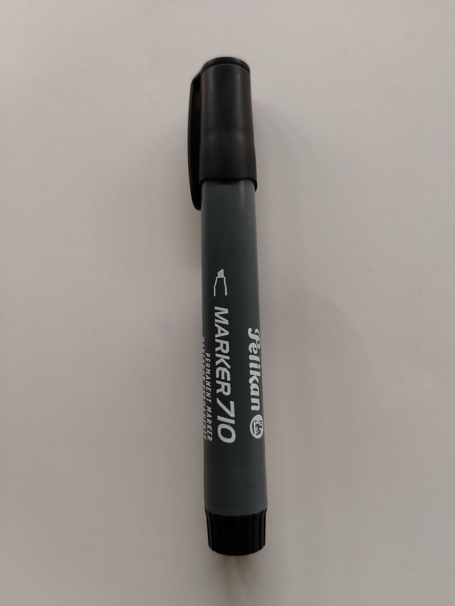 MARCADOR PERMANENTE PELIKAN 710 NEGRO DESECHABLE PTA BISELADA