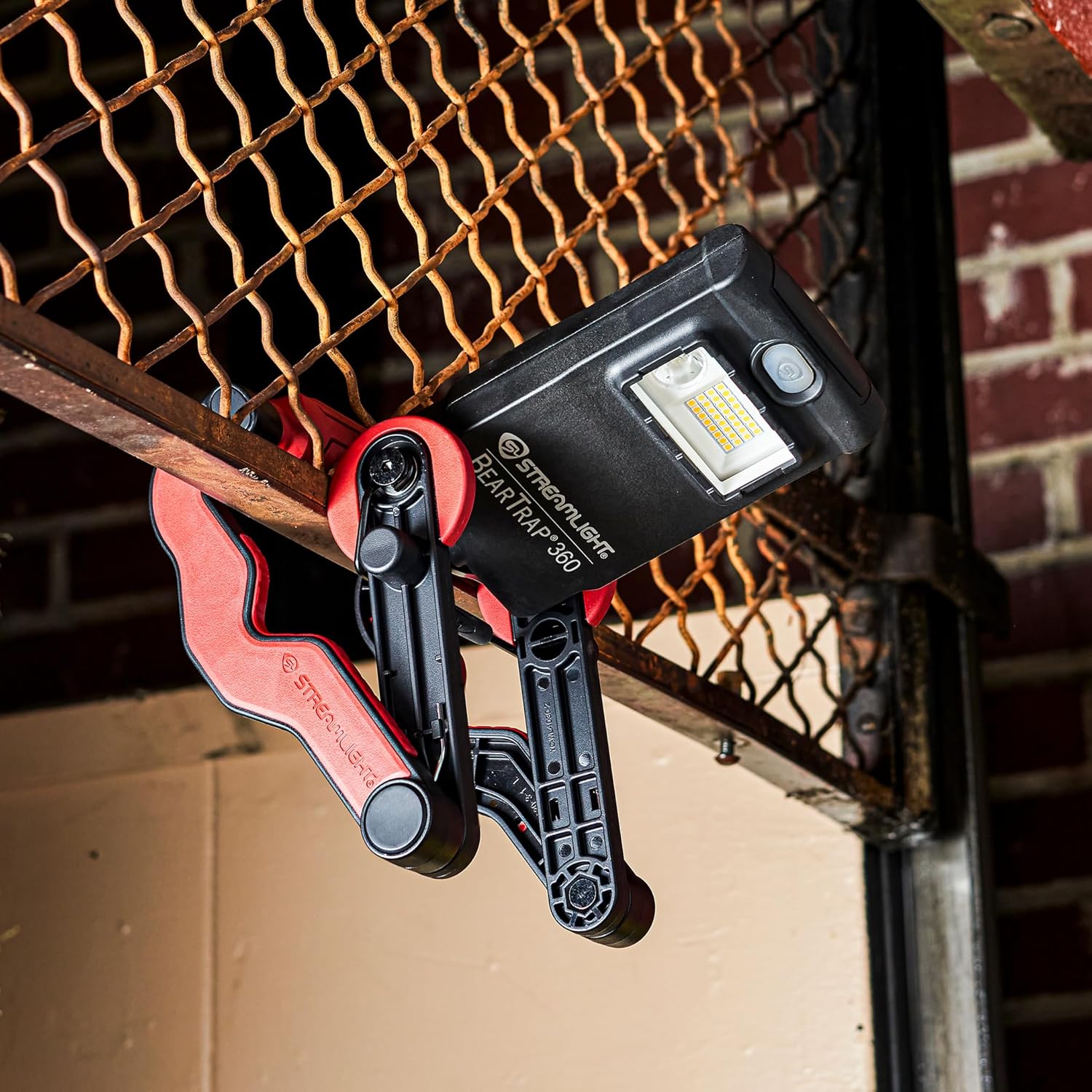 Streamlight 61523 BearTrap 360 2000-Lumen Rechargeable Work Light with Spot and Floods Modes, Rotating Body