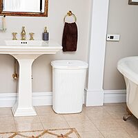 Mind Reader 60L Slim Laundry Hamper with Lid, Wicker-Style Plastic