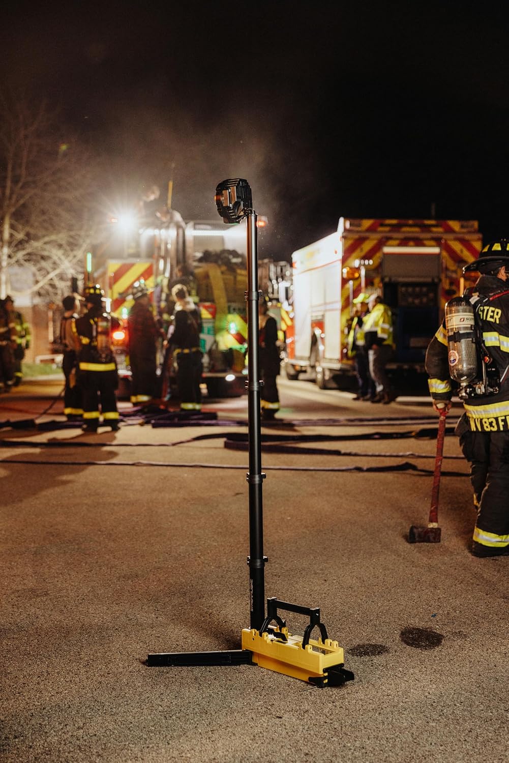 Streamlight 45670 Portable Scene Light 10,000-Lumen Portable and Collapsible Flood Light with Heavy-Duty Shoulder Strap