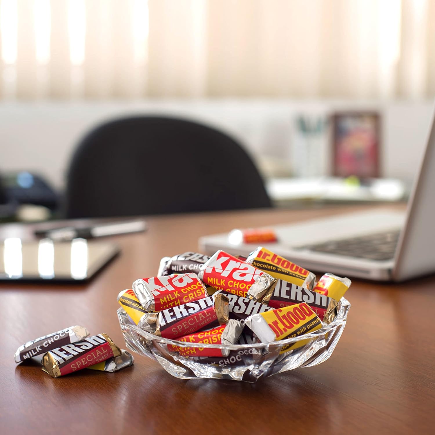 HERSHEY'S Miniatures Assorted Chocolate Candy Party Pack, 35.9 oz Chocolate 35.9 Ounce (Pack of 1)