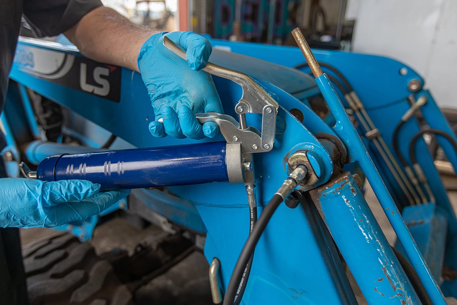 Lincoln 1133 Pistol Grip Grease Gun with 18" Whip Flex Hose and Coupler, 2-Way Loading, 6,000 PSI, One-Hand Operation