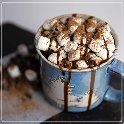 Nostalgia 32 Oz Frother and Hot Chocolate Maker, Warm or Cold Milk Foam, Includes Cocoa Bomb Mold, for Coffees, Lattes