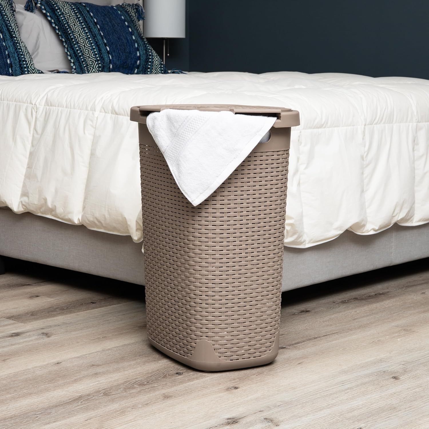 Mind Reader 60L Slim Laundry Hamper with Lid, Wicker-Style Plastic