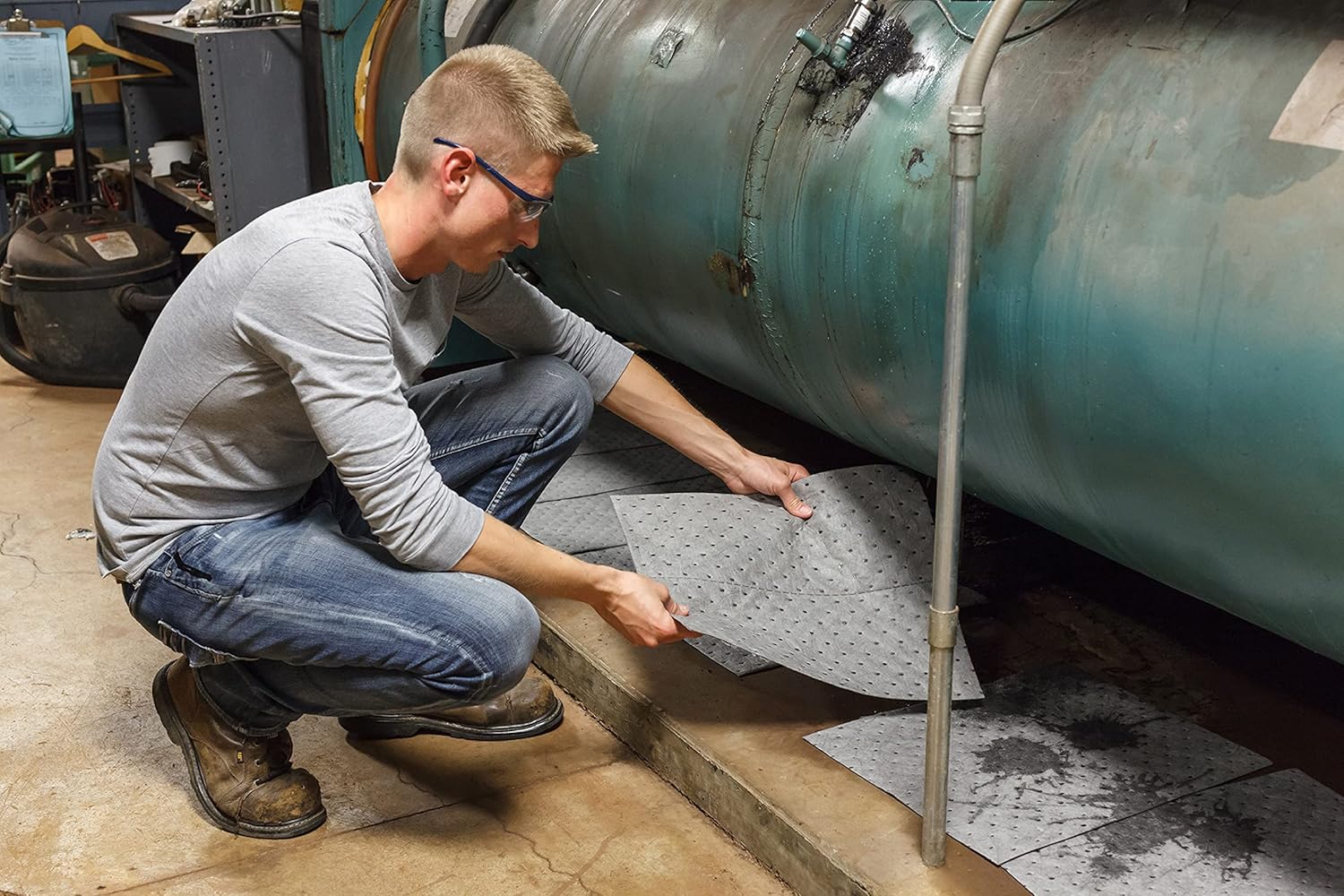 Brady SPC MRO300 Premium Medium Weight Multi-Purpose (Chemical/Oil/Water) Absorbent Pads with Strong