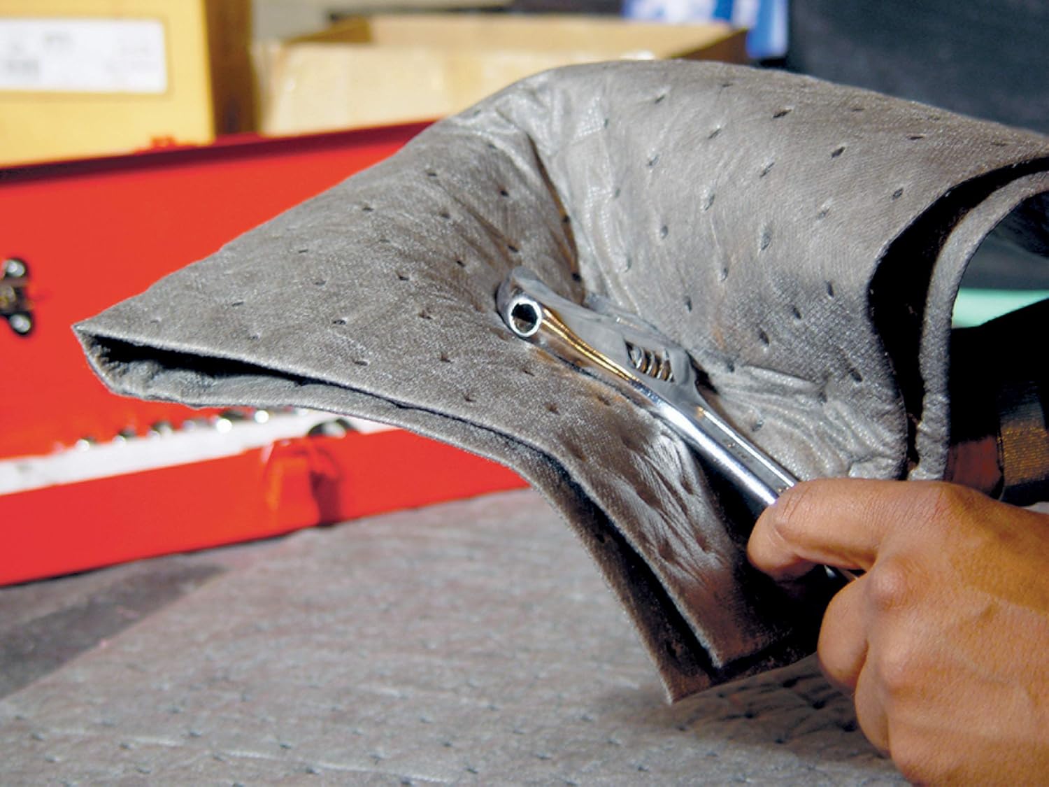 Brady SPC UXT200 15" x 19" Light Weight Multi-Purpose Absorbent Pads with Low Linting Durable Spunbond Cover - 200 ct