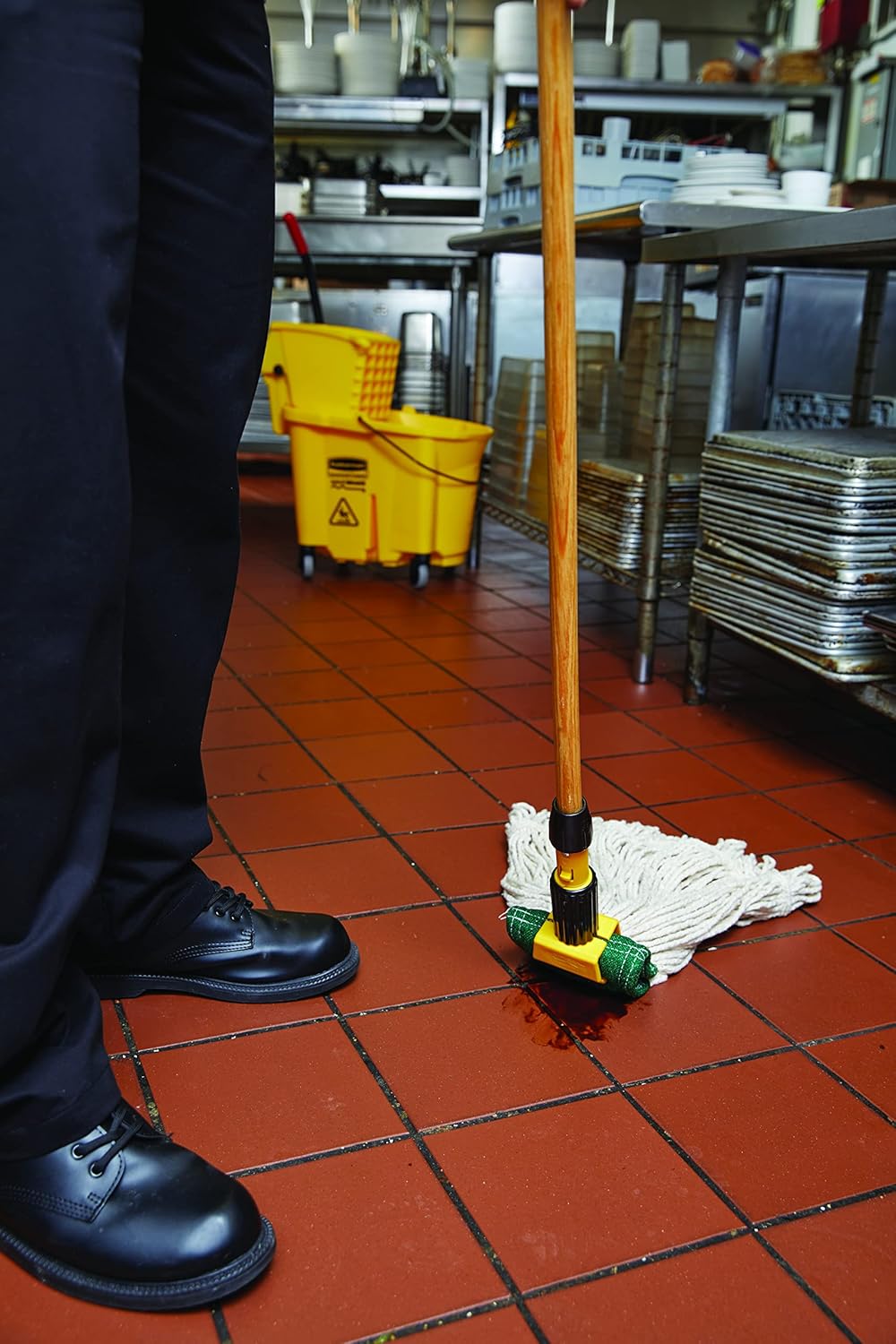 Rubbermaid Commercial Products Gripper 60" Wood Wet Mop Handle, Natural, for Professional/Industrial Floor Cleaning