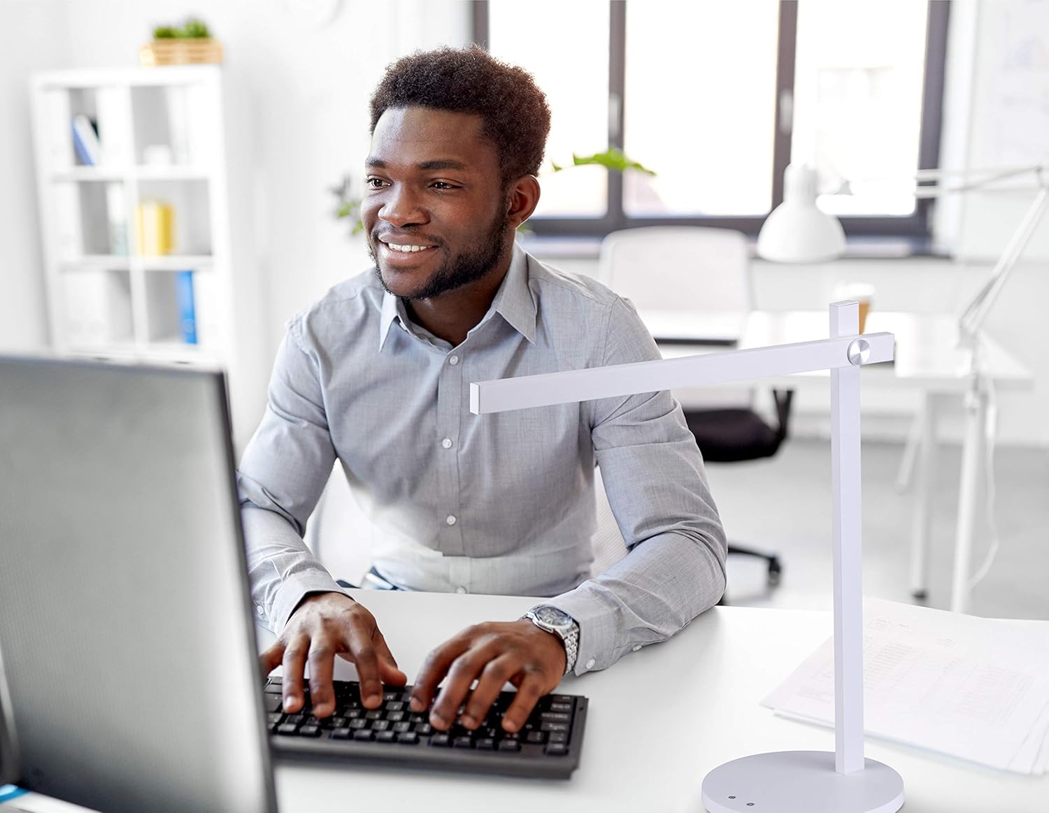 Bostitch Office Black+Decker Dimmable Bar Desk Lamp, 5.5W, White (VLED1813WHITE-BD)