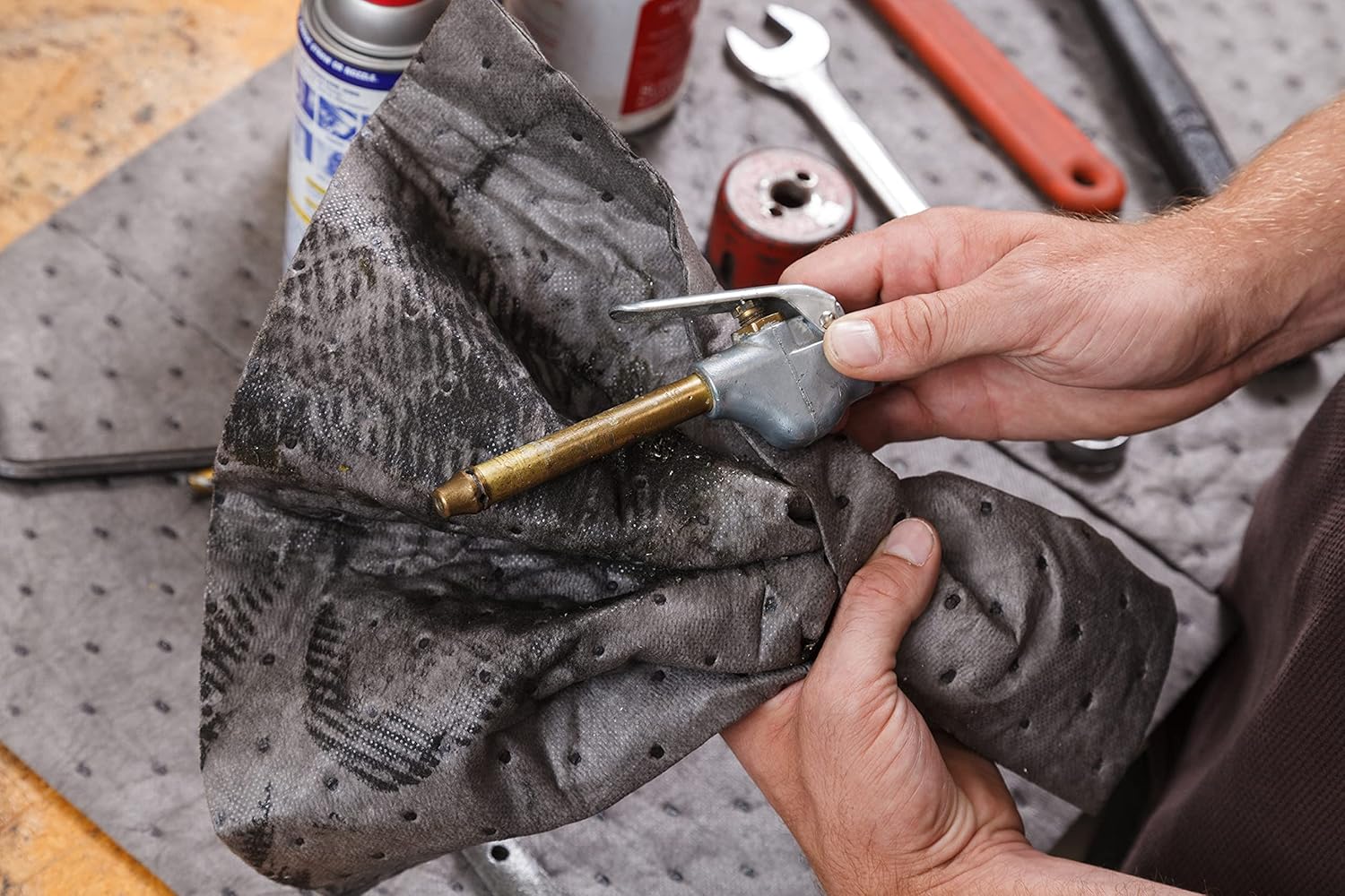 Brady SPC MRO300 Premium Medium Weight Multi-Purpose (Chemical/Oil/Water) Absorbent Pads with Strong