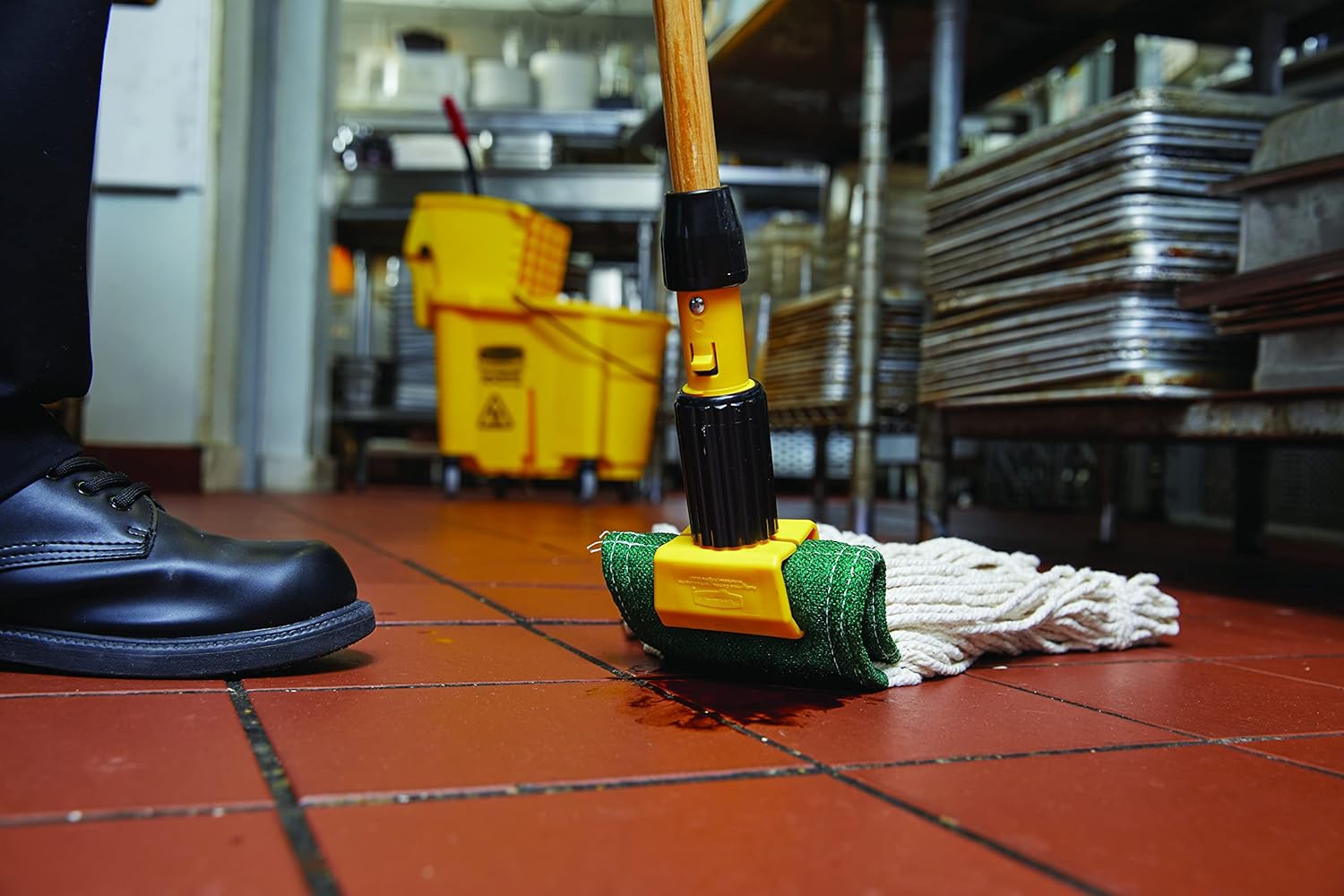 Rubbermaid Commercial Products Gripper 60" Wood Wet Mop Handle, Natural, for Professional/Industrial Floor Cleaning