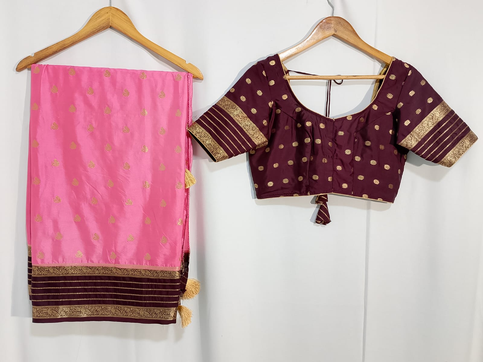 N494: Ready To Ship Beautiful Gadwal Saree With Stitched Blouse
