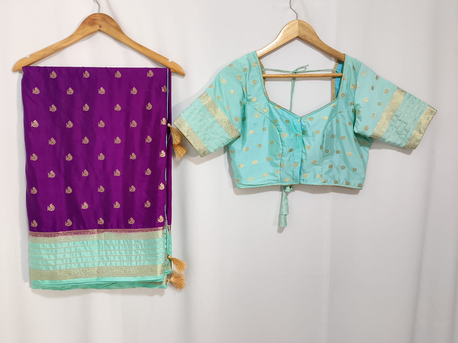 N495: Ready To Ship Beautiful Gadwal Saree With Stitched Blouse