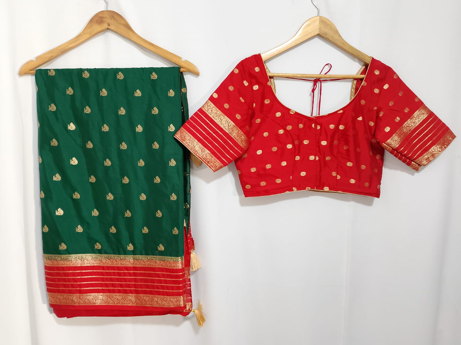 N498: Ready To Ship Beautiful Gadwal Saree With Stitched Blouse