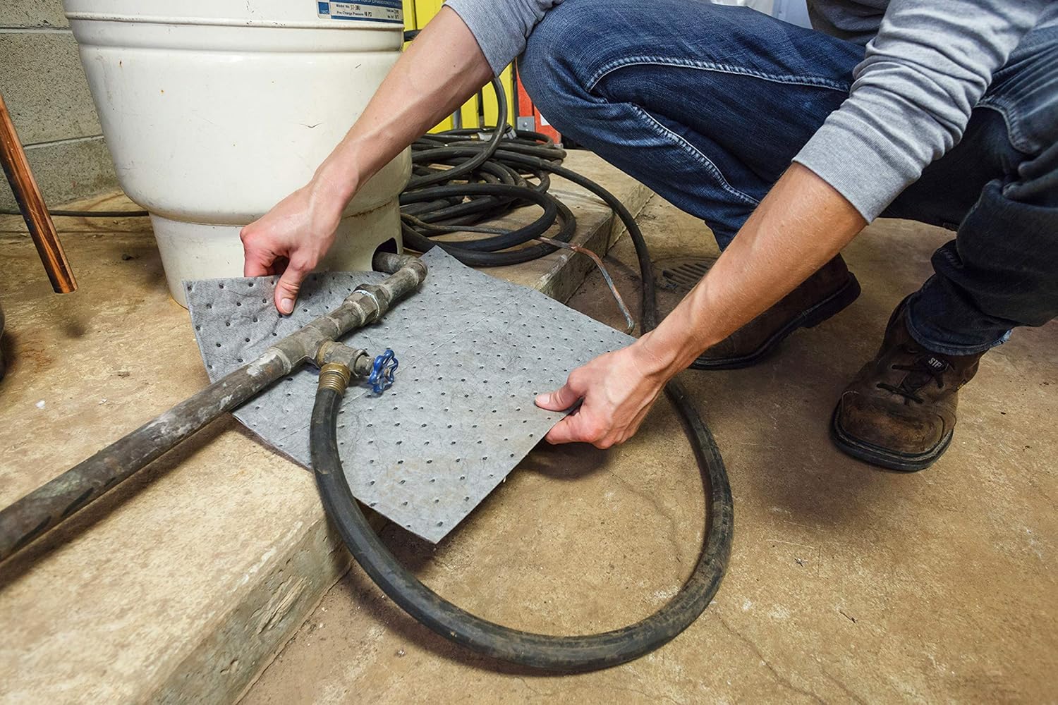 Brady SPC MRO300 Premium Medium Weight Multi-Purpose (Chemical/Oil/Water) Absorbent Pads with Strong