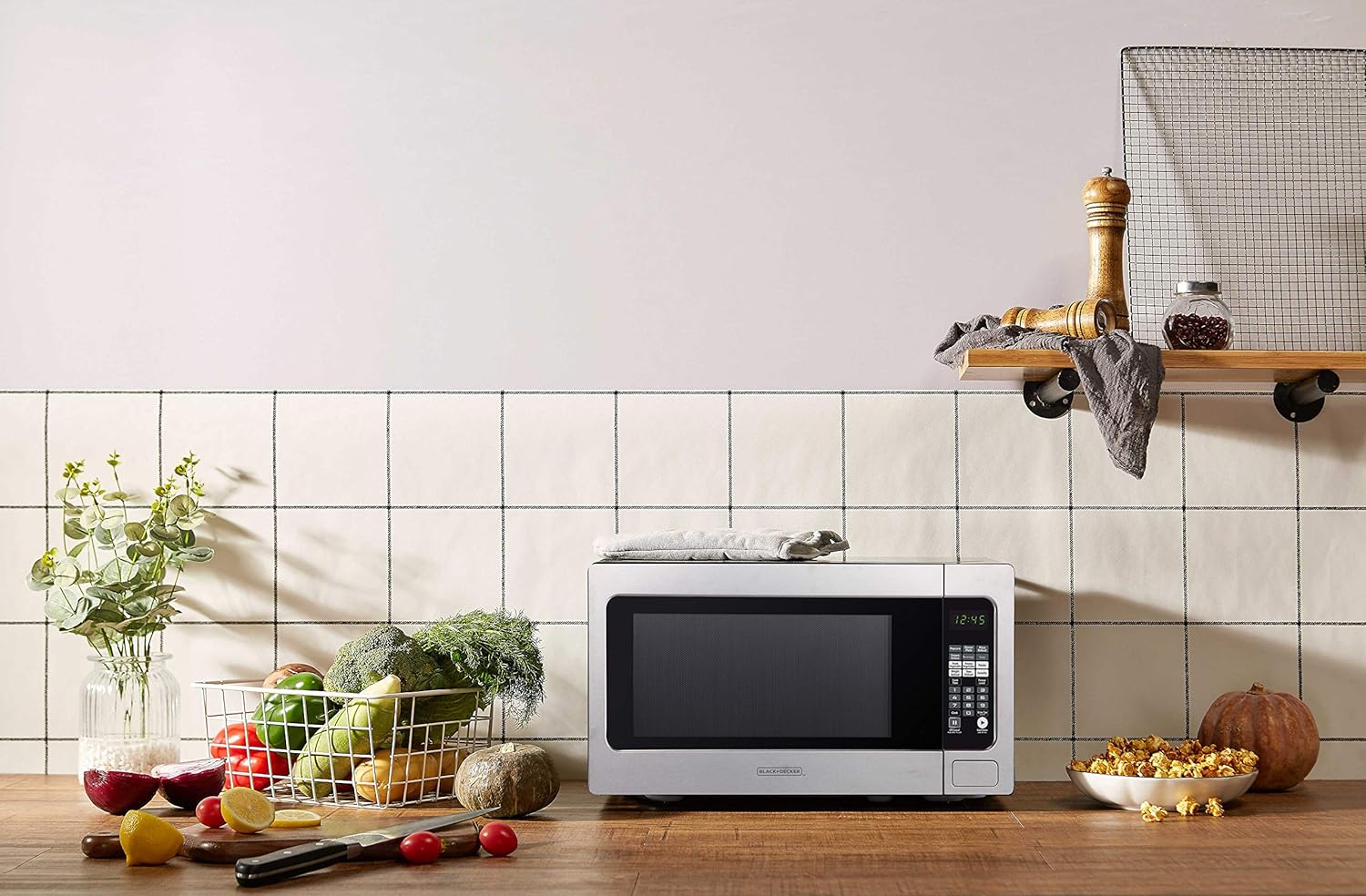 Black+Decker EM262AMY-PHB 2.2 Cu. Ft. Microwave with Sensor Cooking, Stainless Steel