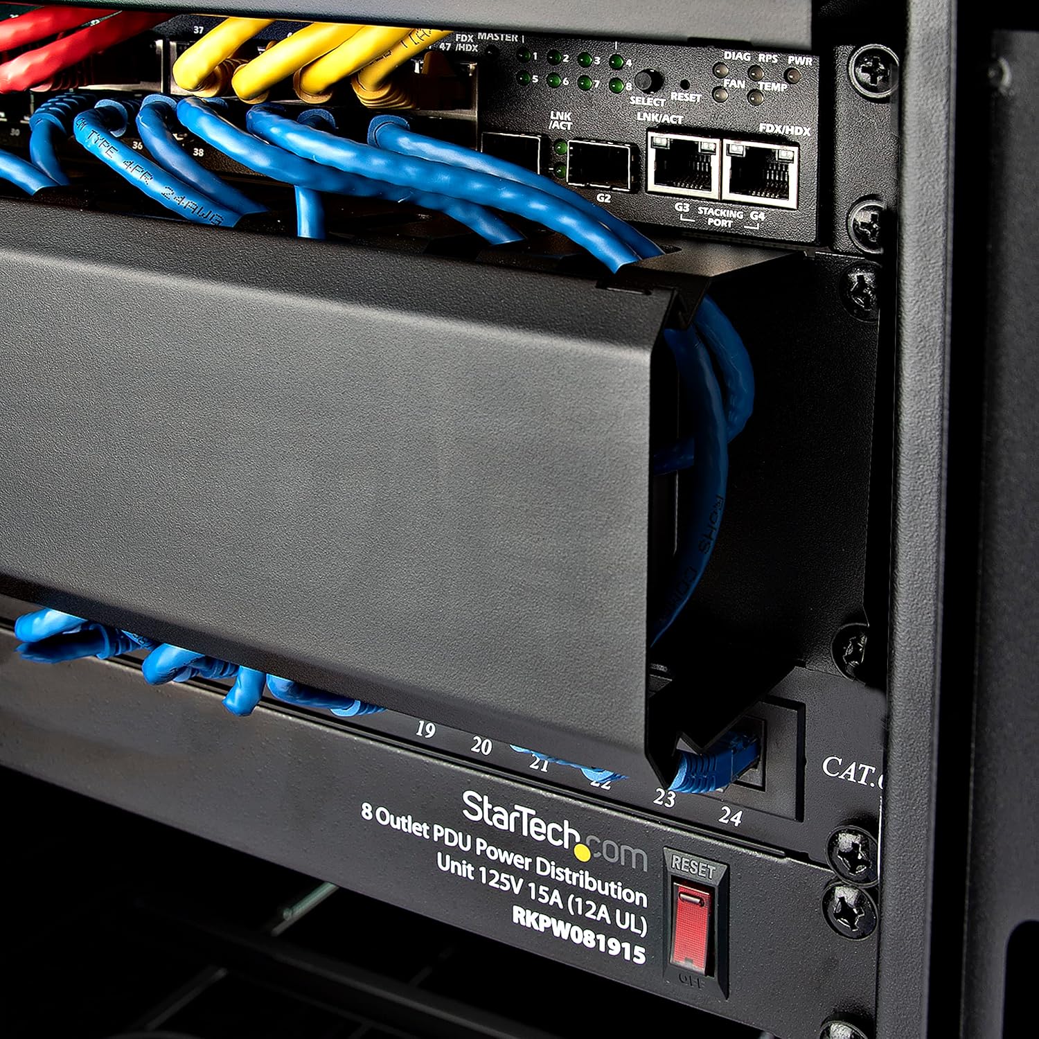 StarTech.com Horizontal 2U Server Rack Cable Management Finger Duct w/ Cover - 19" Network Rack Wire Duct Raceway Panel
